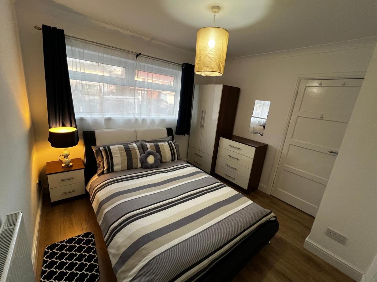 Springfield House- Near Newcastle Centre, Hospital And Keele University! Stoke-on-Trent Екстериор снимка